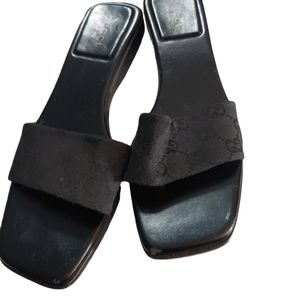 Gucci flat sandals black wood